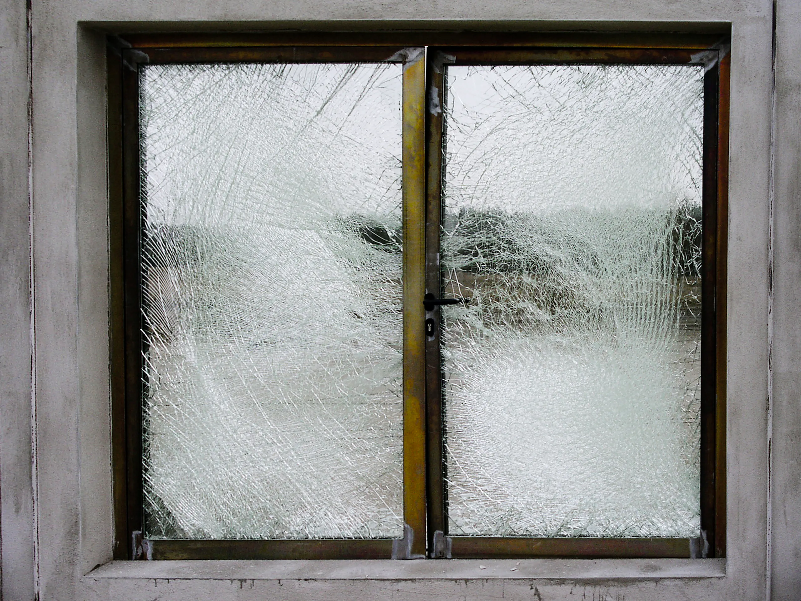 SOMMERS gluggi eftir högg