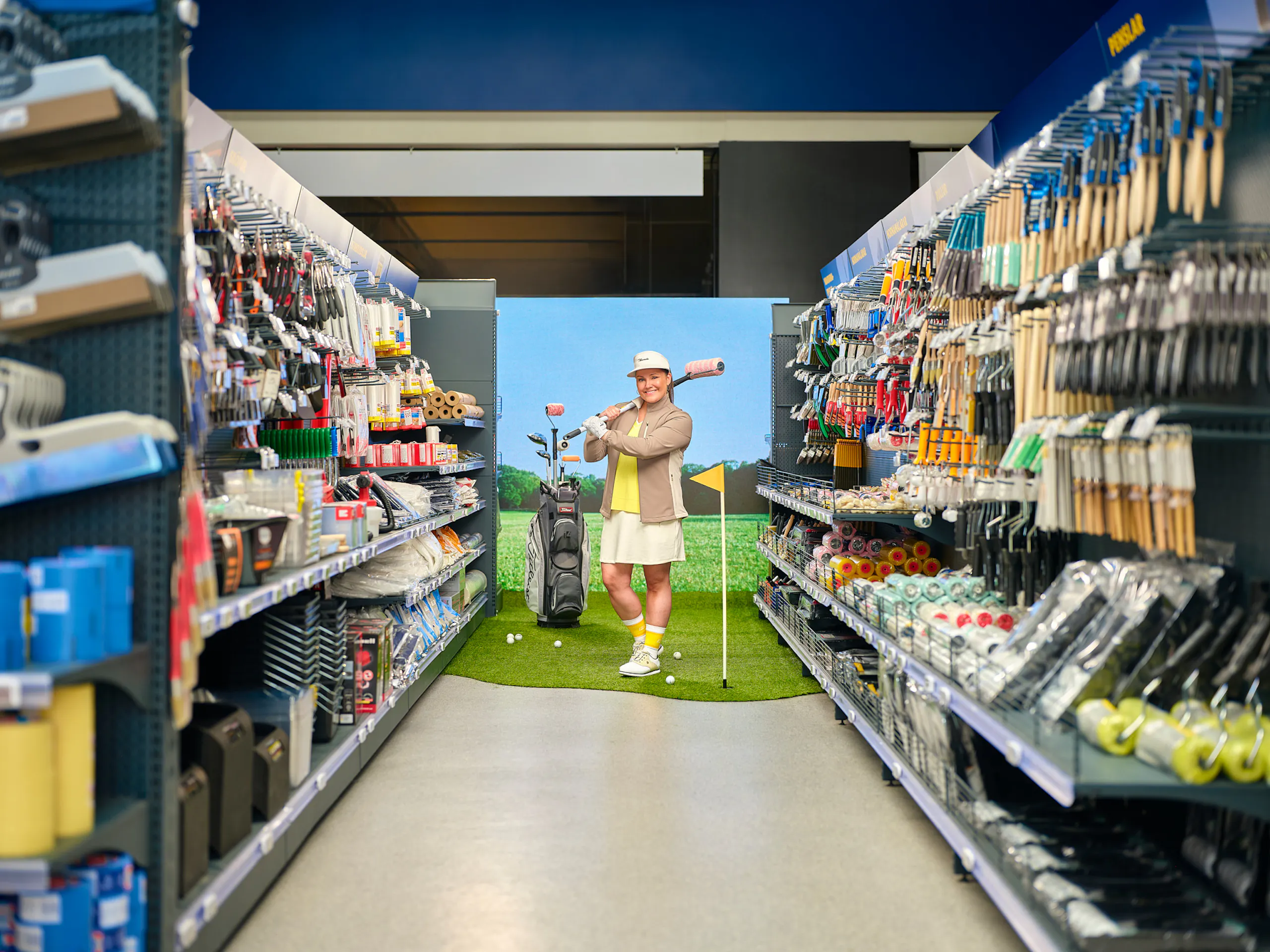 Kona inní búð að spila golf