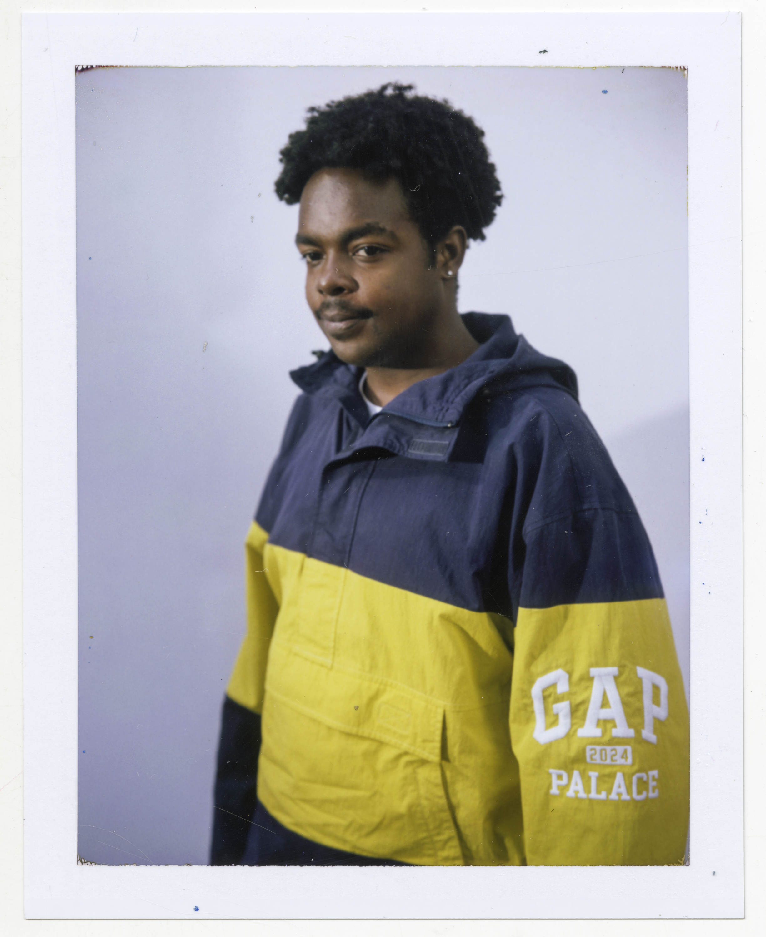 新品 24ss PALACE × GAP TEE ブラック S コラボレーション ギャップ」が「パレス スケートボード」とコラボ 限定デッキや初