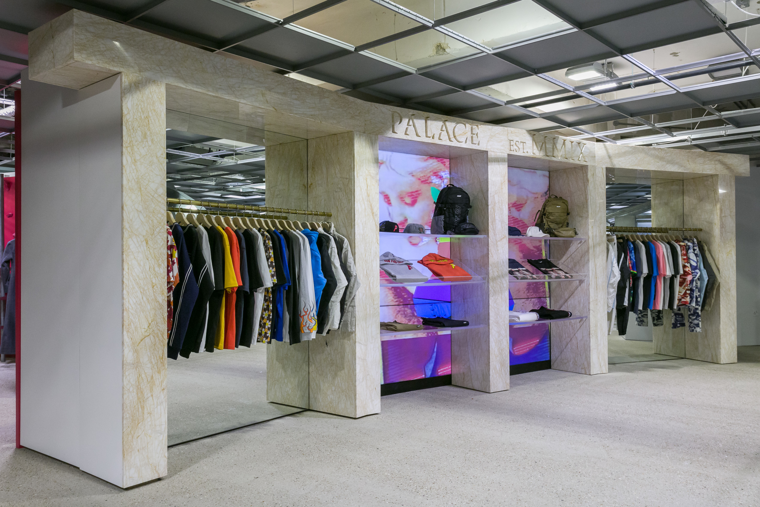 1730811792-palace-shop-dsm-