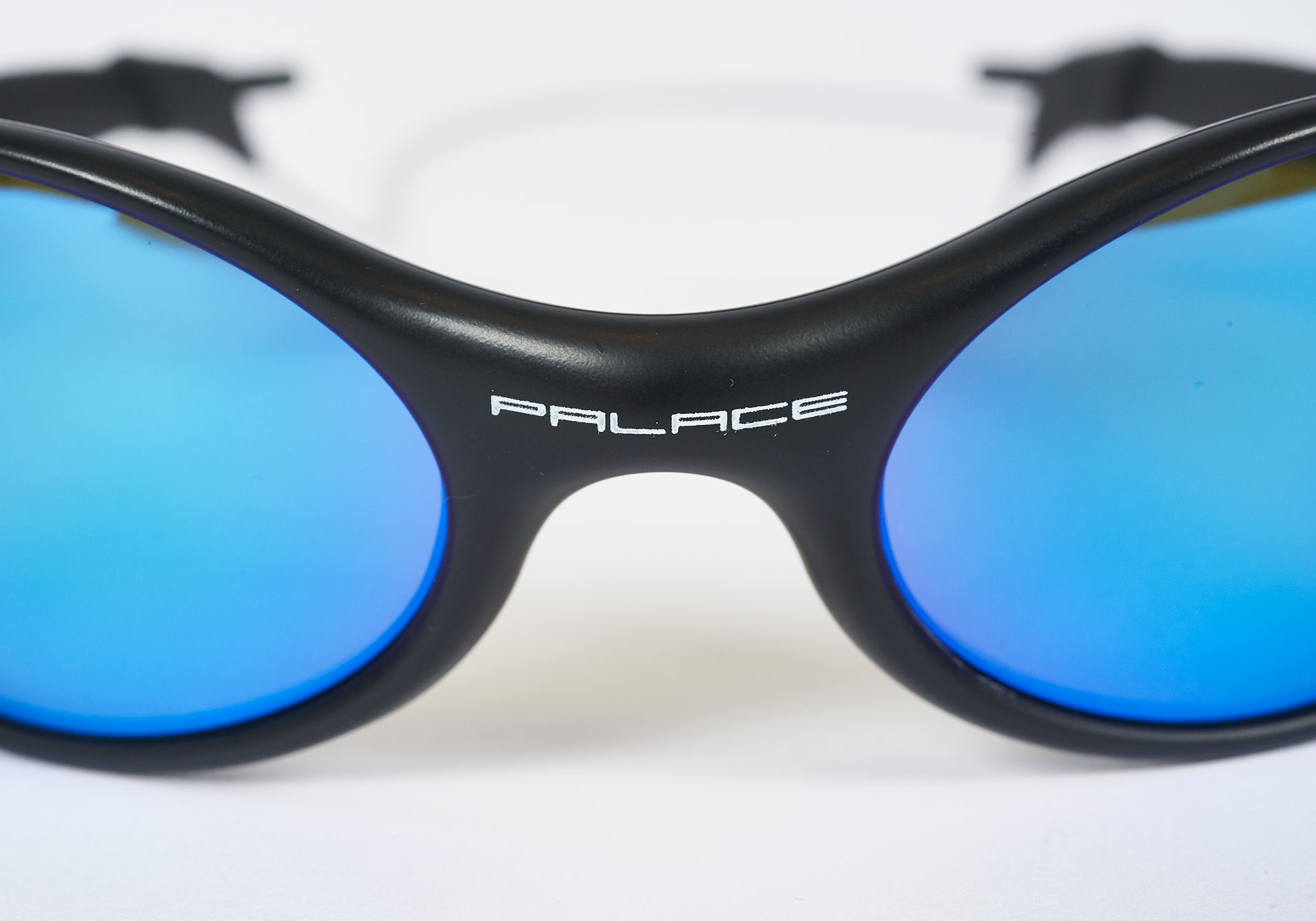 PALACE OAKLEY EYEJACKET | PALACE SKATEBOARDS
