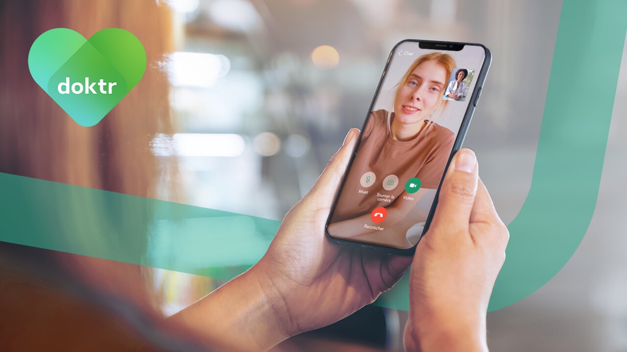 Une femme a un appel vidéo avec un médecin.