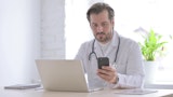 Dokter doet een videoconsultatie