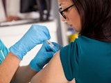 Patiënt krijgt griepvaccin