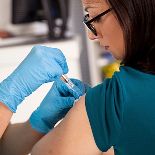 Un patient se fait vacciner contre la grippe