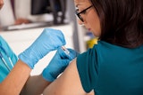 Patiënt krijgt griepvaccin