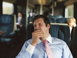 Man geeuwt in trein