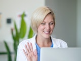 Dokter begroet patiënt via videoconsultatie