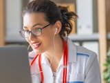 Dokter voert een videoconsultatie met een patiënt