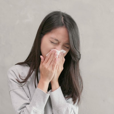 Femme avec un rhume