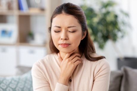 Comment soigner un mal de gorge : causes et traitements - Doktr