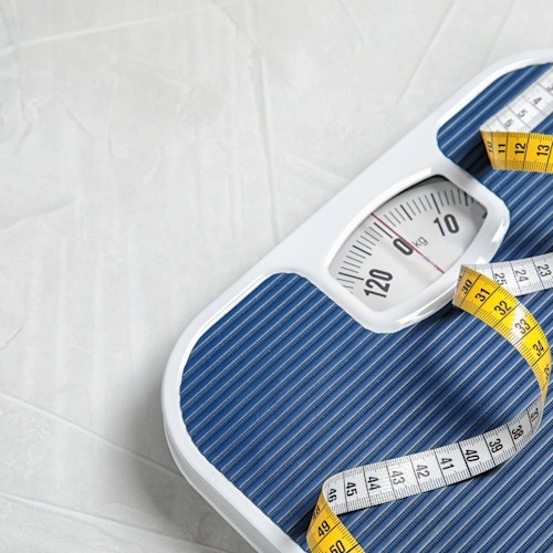 weegschaal en meetlint om BMI te berekenen