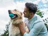 Man neemt pauze met huisdier