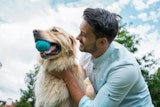 Un homme prend une pause avec son animal de compagnie