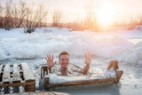 Homme dans un bain froid