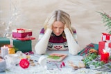 Une femme stressée par les fêtes de Noël