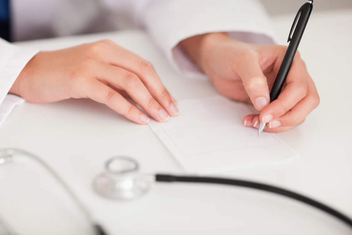 Dokter schrijft ziektebriefje