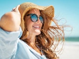 Vrouw beschermt zichzelf tegen de zon