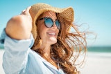 Femme qui se protège du soleil