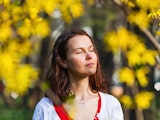 Soleil au printemps Femme sous le soleil de printemps
