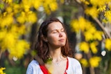Femme sous le soleil de printemps