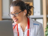 Le médecin effectue une consultation vidéo avec un patient