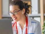 Dokter voert een videoconsultatie met een patiënt