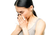 Vrouw snuit haar neus