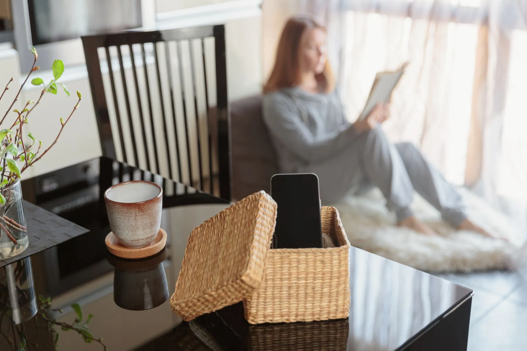 femme lisant un livre