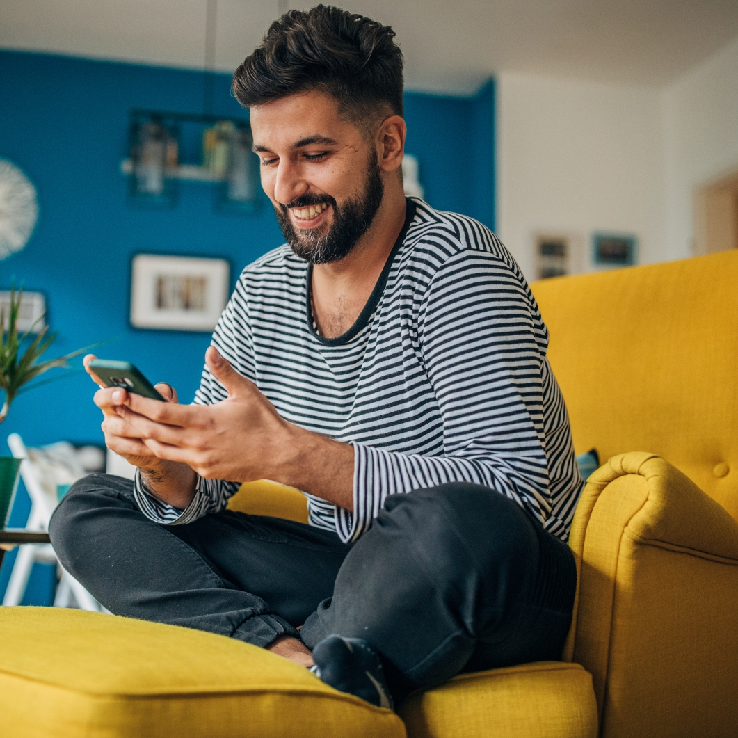 Man gebruikt Doktr-app op zijn smartphone