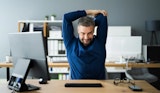 Blijf actief terwijl je thuiswerkt: tips en oefeningen