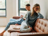 Een koppel die ruzie heeft tijdens de vakantie