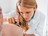cancer de la peau Médecin examine la peau d'un homme