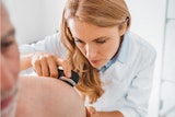 Médecin examine la peau d'un homme