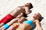 gezin zont op het strand