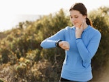 controler son rytme cardiaque une femme qui fait du sport et qui controle son rytme cardiaque