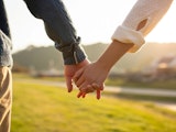 couple se tenir la main