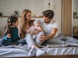 une famille dans le lit avec la famille