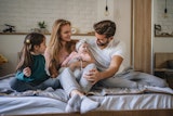 dans le lit avec la famille