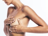femme femme qui examine ses seins