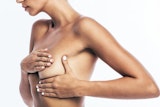 femme qui examine ses seins