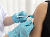 vaccination Une femme reçoit un vaccin de voyage