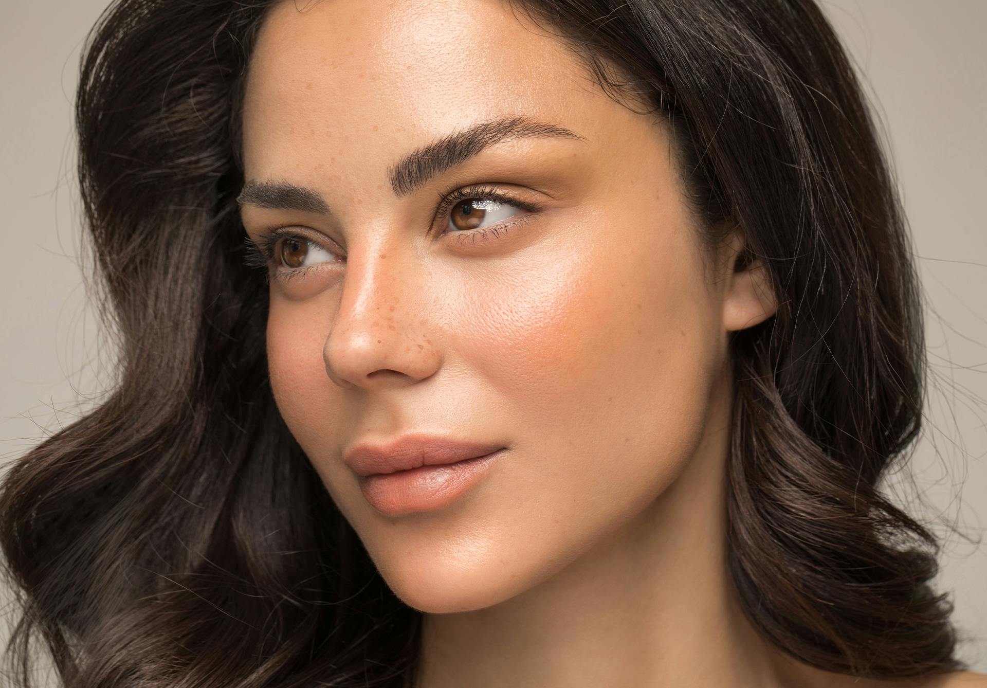 A pretty brunette woman's face.