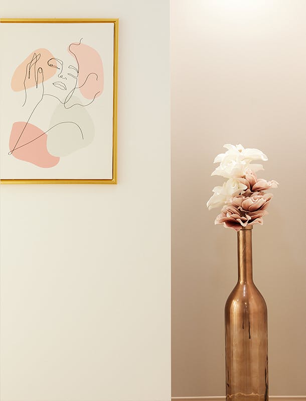 A photo of pink & white flowers in Dr. Parakh's office.