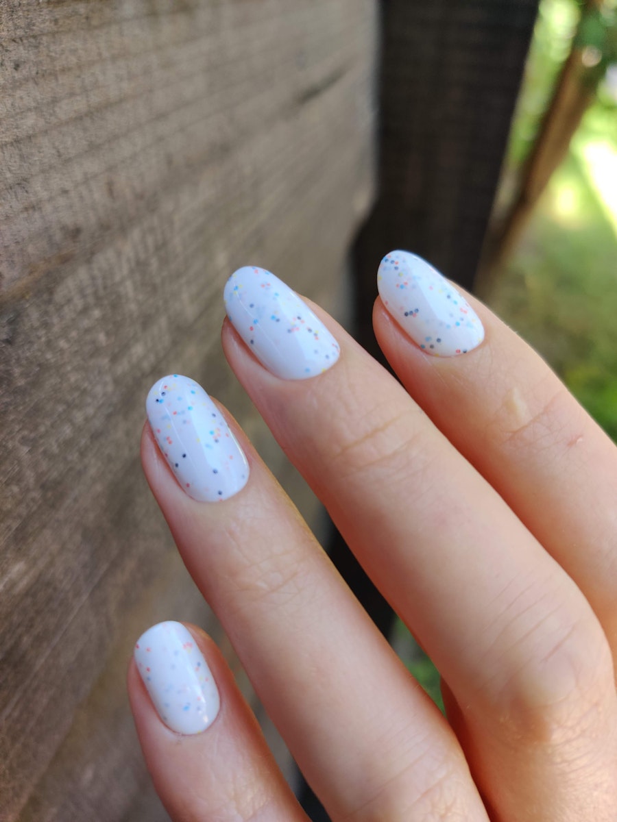 White nails with colored crumbs