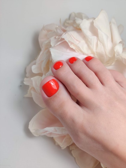 Scarlet glossy pedicure