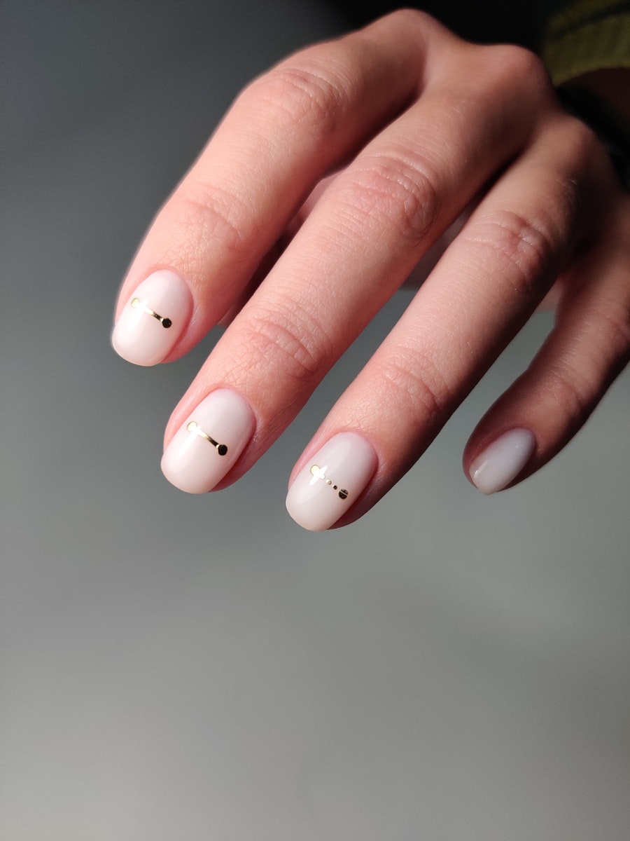 Ivory squoval nails with golden details