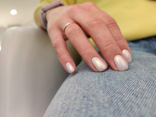 Pearly white glitter manicure