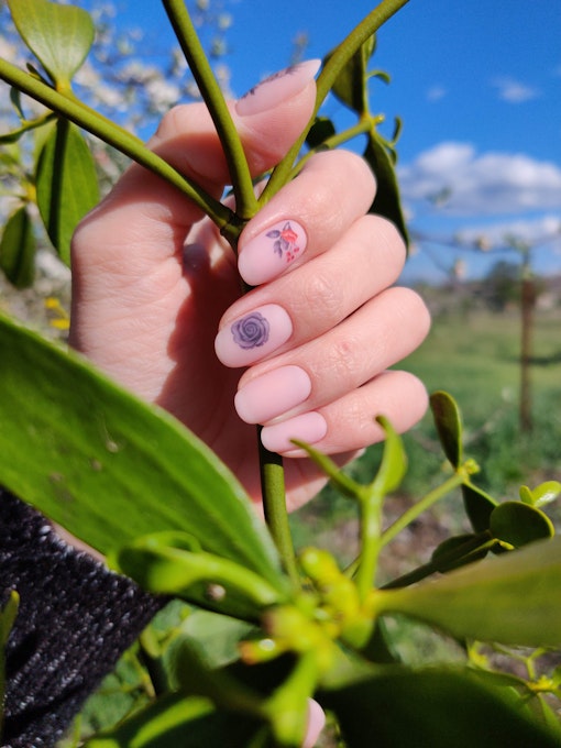 Nude matte manicure with flower design