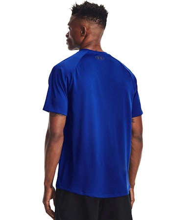 mand med t-shirt blå til løb bagfra